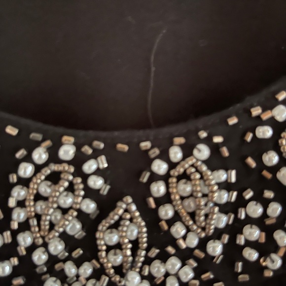 Classy beaded V-neck - Picture 4 of 4